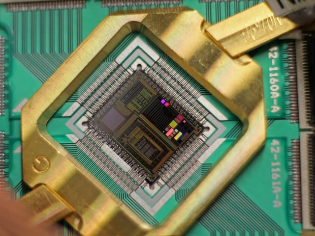 Der 512 Qubit Prozessor eines D-Wave Two Quantencomputers. Der 512 Qubit Prozessor eines D-Wave Two Quantencomputers.