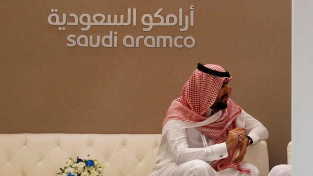 Schriftzug von Saudi Aramco. Schriftzug von Saudi Aramco.