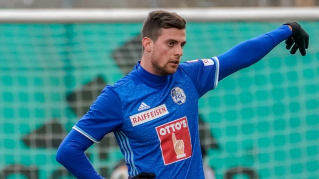 Tomi Juric mit ausgestrecktem Arm. Tomi Juric mit ausgestrecktem Arm.