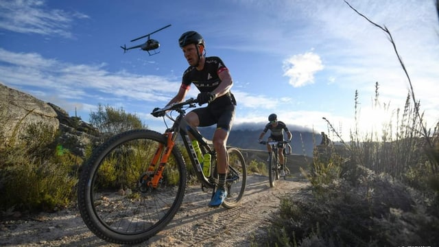 Zwei Mountainbiker auf der Strecke Zwei Mountainbiker auf der Strecke