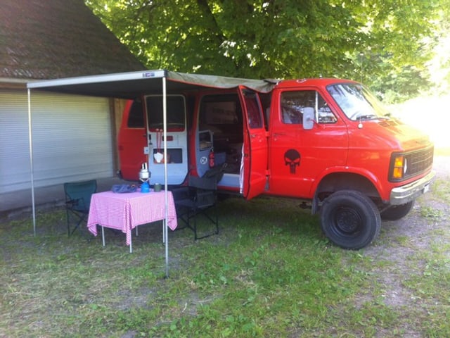 Roter Dodge Mowag