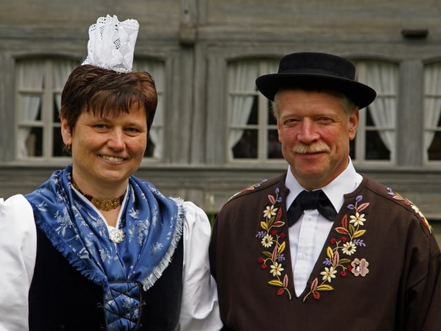 Trachtenpaar vor Bauernhof. Trachtenpaar vor Bauernhof.