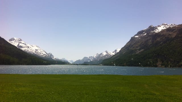 Blick über den Silvaplanersee mit einem wolkenlosen Engadiner Himmel. Blick über den Silvaplanersee mit einem wolkenlosen Engadiner Himmel.