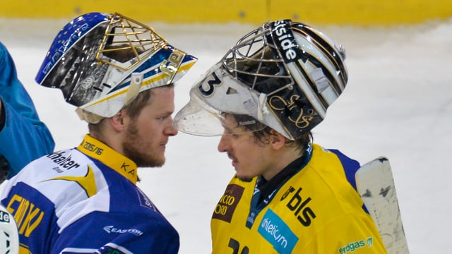 Jakub Stepanek (r.) beim Shakehands mit Leonardo Genoni. Jakub Stepanek (r.) beim Shakehands mit Leonardo Genoni.