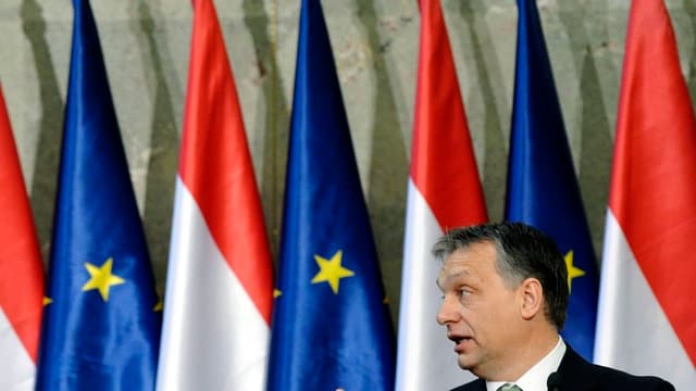 Orban vor EU- und Ungarn-Fahnen- Orban vor EU- und Ungarn-Fahnen-