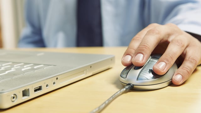 Hand auf einer Computermaus. Hand auf einer Computermaus.