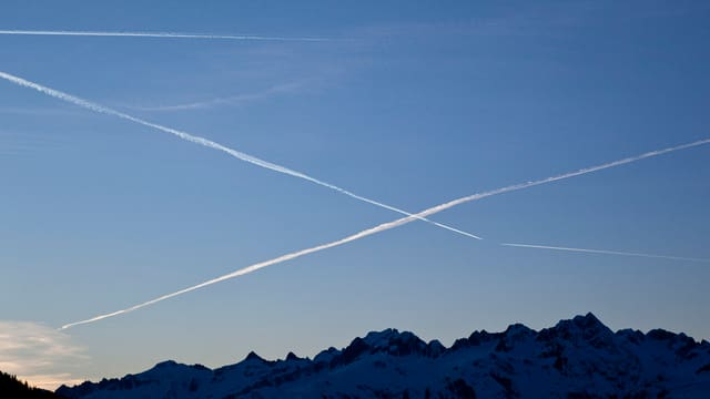 Kondensstreifen von mehreren Flugzeugen am Himmel. Kondensstreifen von mehreren Flugzeugen am Himmel.
