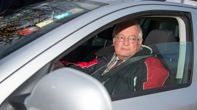 Richter Hans-Joachim Eckert sitzt am Steuer eines Autos. Richter Hans-Joachim Eckert sitzt am Steuer eines Autos.
