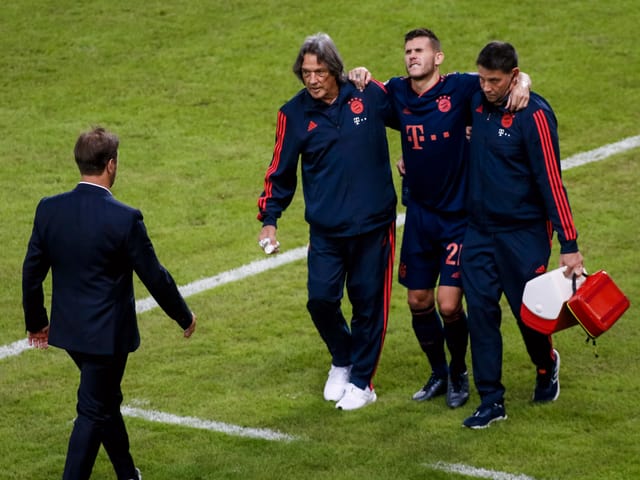 Lucas Hernandez muss verletzt ausgewechselt werden. Lucas Hernandez muss verletzt ausgewechselt werden.