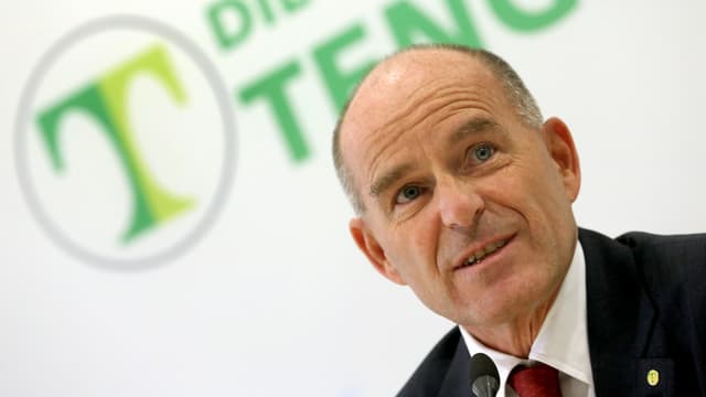Karl-Erivan Haub im Porträt vor einem Logo von Tengelmann. Karl-Erivan Haub im Porträt vor einem Logo von Tengelmann.