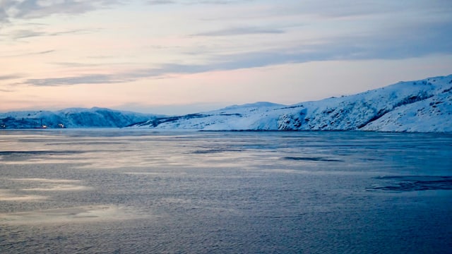 Blick von Norden in den Hafen von Kirkenes. Blick von Norden in den Hafen von Kirkenes.