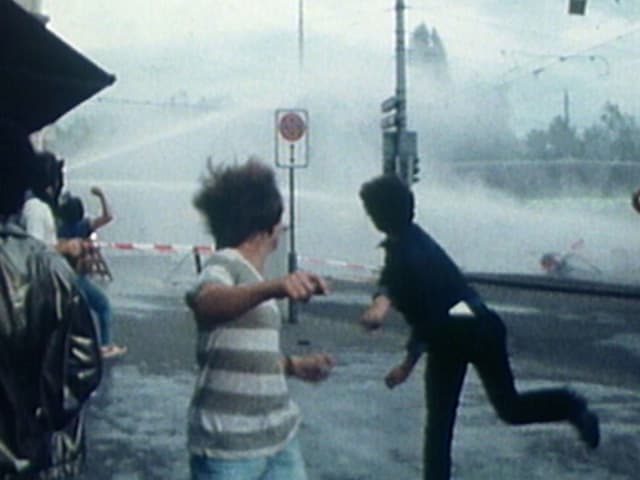Zürcher Jugendunruhen der 1980er-Jahre: Strassenschlacht mit Wasserwerfer. Zürcher Jugendunruhen der 1980er-Jahre: Strassenschlacht mit Wasserwerfer.