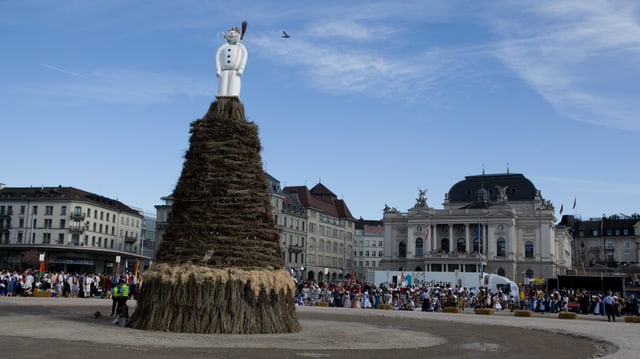 Der Böögg auf dem Zürcher Sechseläutenplatz Der Böögg auf dem Zürcher Sechseläutenplatz