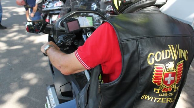 Mann mit Lederweste auf Goldwing Mann mit Lederweste auf Goldwing