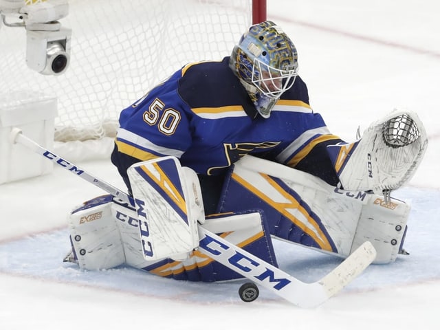 Jordan Binnington wehrt einen Abschlussversuch ab Jordan Binnington wehrt einen Abschlussversuch ab