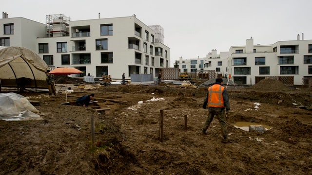 Neue Blöcke werden gebaut; es sind auch Bauarbeiter zu sehen. Neue Blöcke werden gebaut; es sind auch Bauarbeiter zu sehen.
