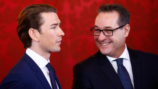 Zwei Männer lächeln Zwei Männer lächeln