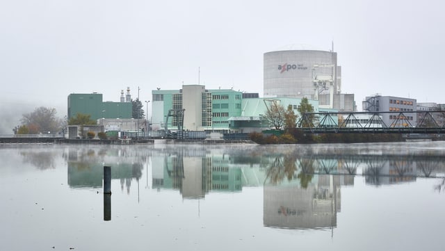 AKW spiegelt sich im Wasser. AKW spiegelt sich im Wasser.