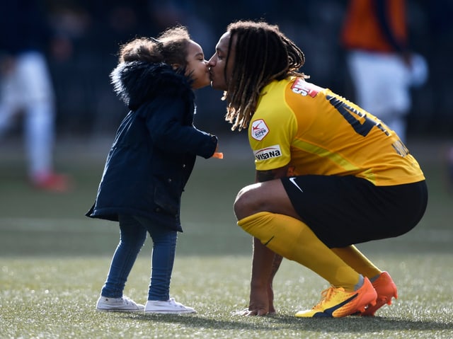 Kevin Mbabu küsst seine Tochter