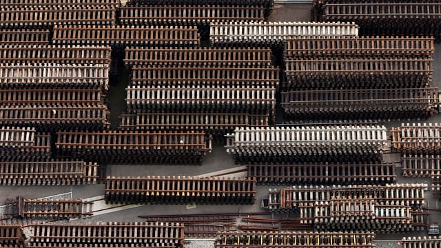 Im Bautechnik-Center der SBB in Härkingen liegen viele Schienen für den Einbau im Schweizer Netz bereit. Im Bautechnik-Center der SBB in Härkingen liegen viele Schienen für den Einbau im Schweizer Netz bereit.