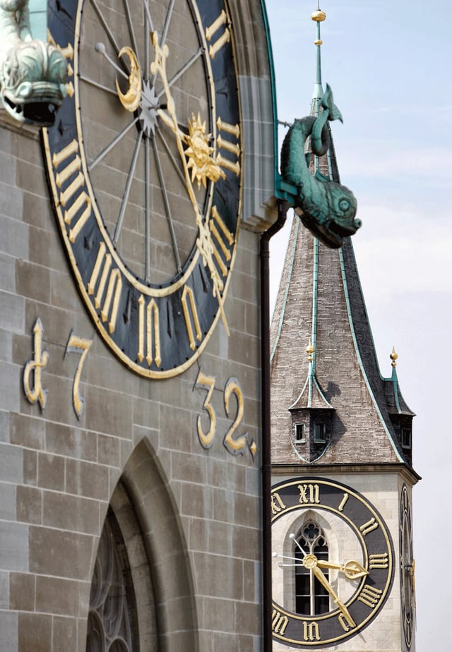 Zwei Kirchturmuhren in Zürich: Turm des Fraumünsters und von St. Peter Zwei Kirchturmuhren in Zürich: Turm des Fraumünsters und von St. Peter