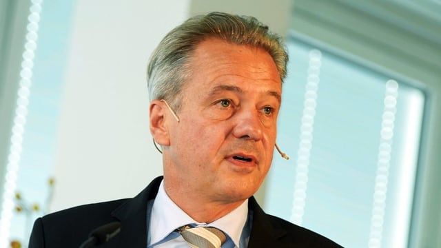 Vögele-CEO Markus Voegeli vor den Medien. Vögele-CEO Markus Voegeli vor den Medien.