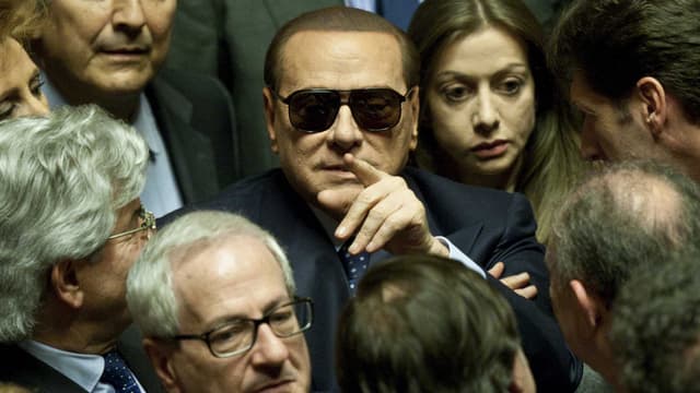 Silvio Berlusconi mit Sonnenbrille im Senat. (keystone) Silvio Berlusconi mit Sonnenbrille im Senat. (keystone)