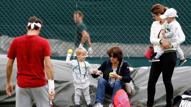 Roger, Mirka und Lynette Federer mit den Zwillingen Leo und Lenny. Roger, Mirka und Lynette Federer mit den Zwillingen Leo und Lenny.