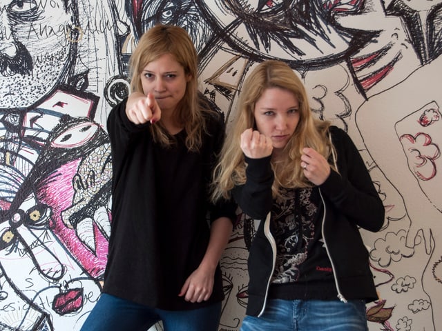 Lara Stoll und Martina Hügi machen Kampfposen in die Kamera Lara Stoll und Martina Hügi machen Kampfposen in die Kamera