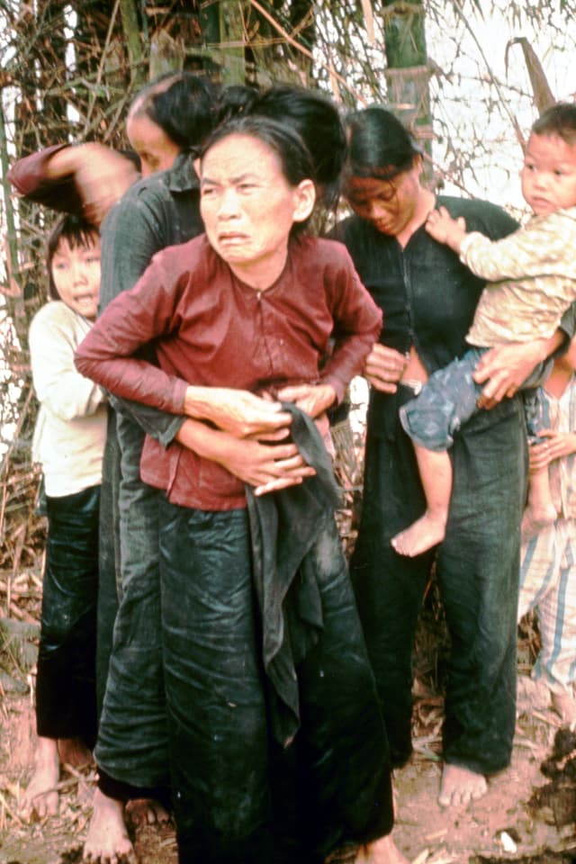 Verletzte Frau aus My Lai mit schmerzverzerrtem Gesichtsausdruck. Verletzte Frau aus My Lai mit schmerzverzerrtem Gesichtsausdruck.