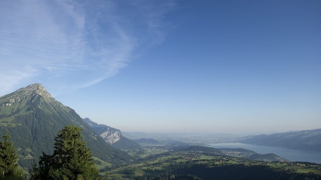 Berg, Thunersee, blauer Himmel. Berg, Thunersee, blauer Himmel.