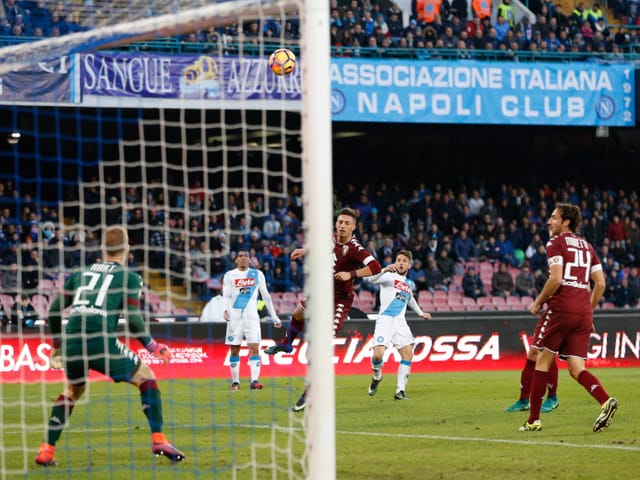 Mertens überlobt Joe Hart.