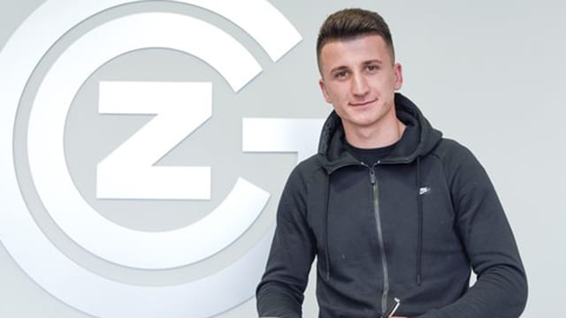 Rifet Kapic vor dem GC-Logo. Rifet Kapic vor dem GC-Logo.