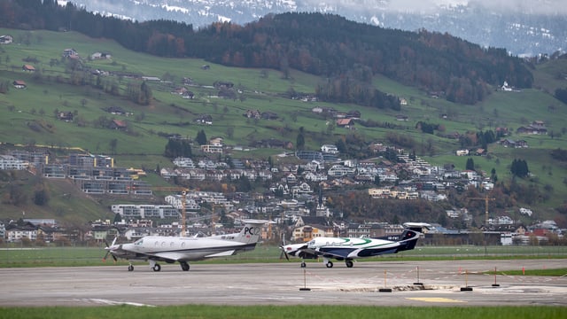 Ein Regionalflugplatz mitten in einem Siedlungsgebiet mit Häusern am Hang. Ein Regionalflugplatz mitten in einem Siedlungsgebiet mit Häusern am Hang.