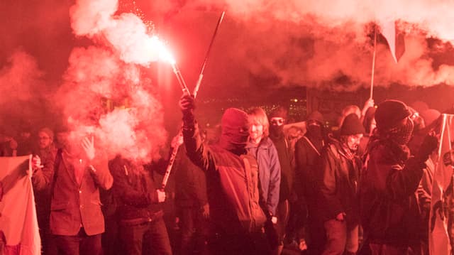 Vermumte zünden Pyros und demonstrieren Vermumte zünden Pyros und demonstrieren