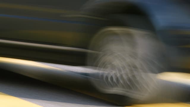 Symbolbild mit einem Autorad, das schnell vorbeifährt... Symbolbild mit einem Autorad, das schnell vorbeifährt...