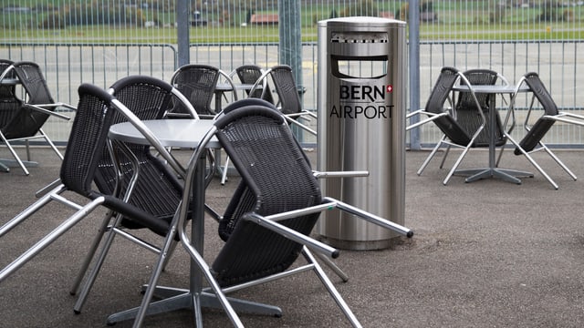 Stühle und Tische, Mülleimer mit Aufschrift Bern Airport Stühle und Tische, Mülleimer mit Aufschrift Bern Airport