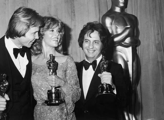 Zwei Männer und eine Frau halten die Oscar-Statue Zwei Männer und eine Frau halten die Oscar-Statue