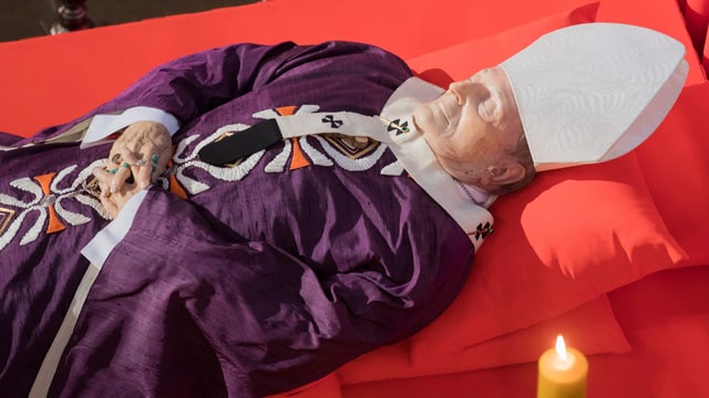Joachim Kardinal Meisner liegt aufgebart auf roten Kissen. Joachim Kardinal Meisner liegt aufgebart auf roten Kissen.