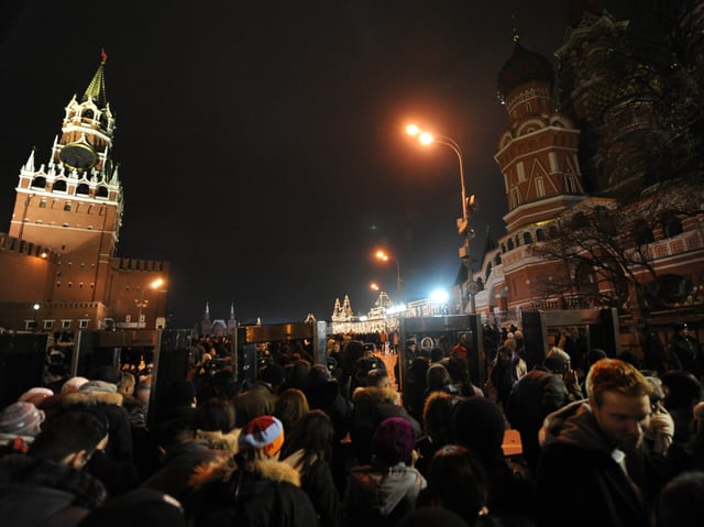 Feiernde Menschen auf dem Roten Platz in Moskau. Feiernde Menschen auf dem Roten Platz in Moskau.
