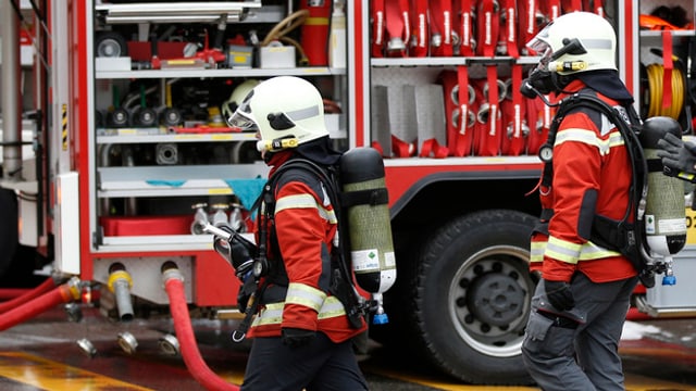 Atemschutz-Feuerwehrleute vor einem Fahrzeug Atemschutz-Feuerwehrleute vor einem Fahrzeug