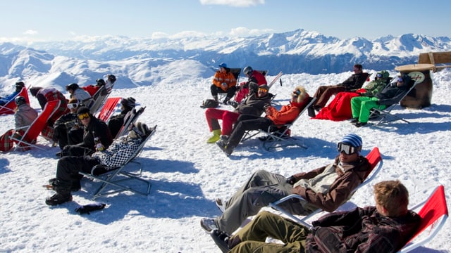 Menschen in Liegstühlen geniessen die wärmende Märzsonne am Weisshorn in Graubünden. Menschen in Liegstühlen geniessen die wärmende Märzsonne am Weisshorn in Graubünden.