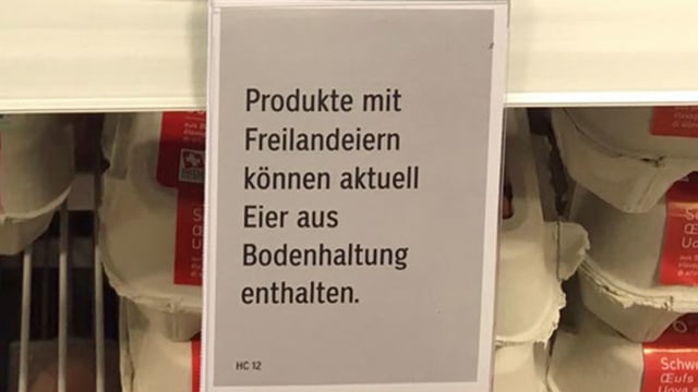 Schild an Verkaufsregal. Schild an Verkaufsregal.