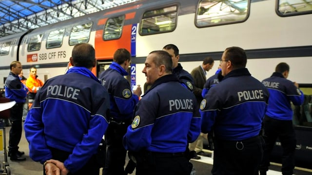 Bahnpolizisten stehen vor einem Intercity-Zug der SBB. Bahnpolizisten stehen vor einem Intercity-Zug der SBB.