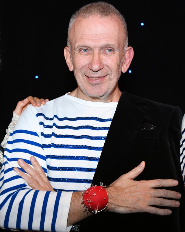 Gaultier in einem gestreiften Shirt. Gaultier in einem gestreiften Shirt.
