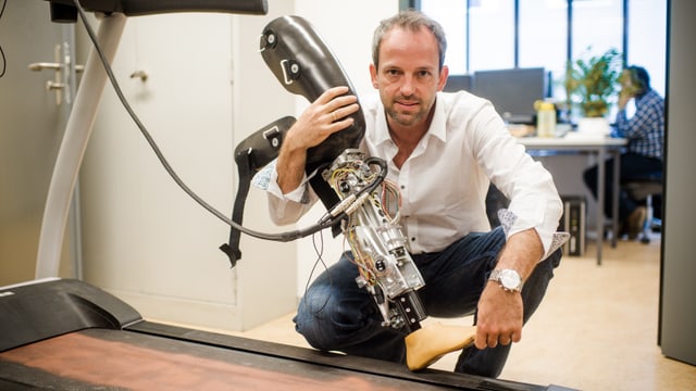 Cybathlon-Initiator Robert Riener mit einer Beinprothese in der Hand Cybathlon-Initiator Robert Riener mit einer Beinprothese in der Hand