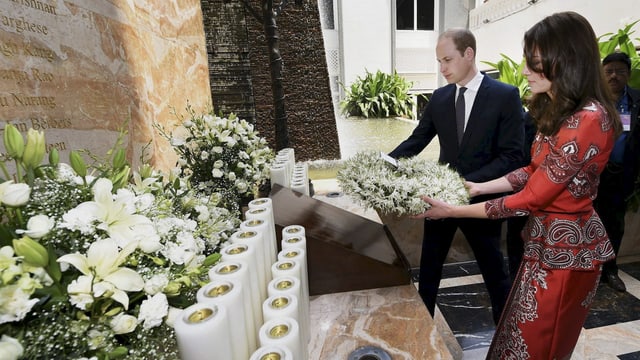 William und Catherine legen einen Kranz nieder. William und Catherine legen einen Kranz nieder.