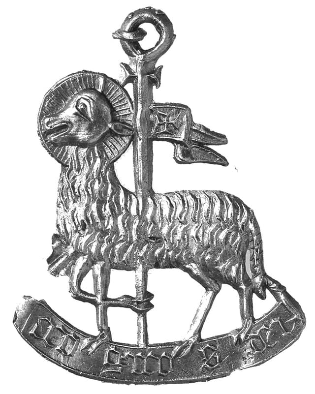 Pin mit Lamm und Inschrift Pin mit Lamm und Inschrift