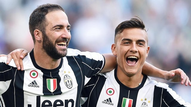 Gonzalo Higuain und Paulo Dybala jubeln im Juve-Dress. Gonzalo Higuain und Paulo Dybala jubeln im Juve-Dress.