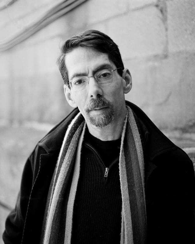 Ein Porträt von Fred Hersch. Ein Porträt von Fred Hersch.
